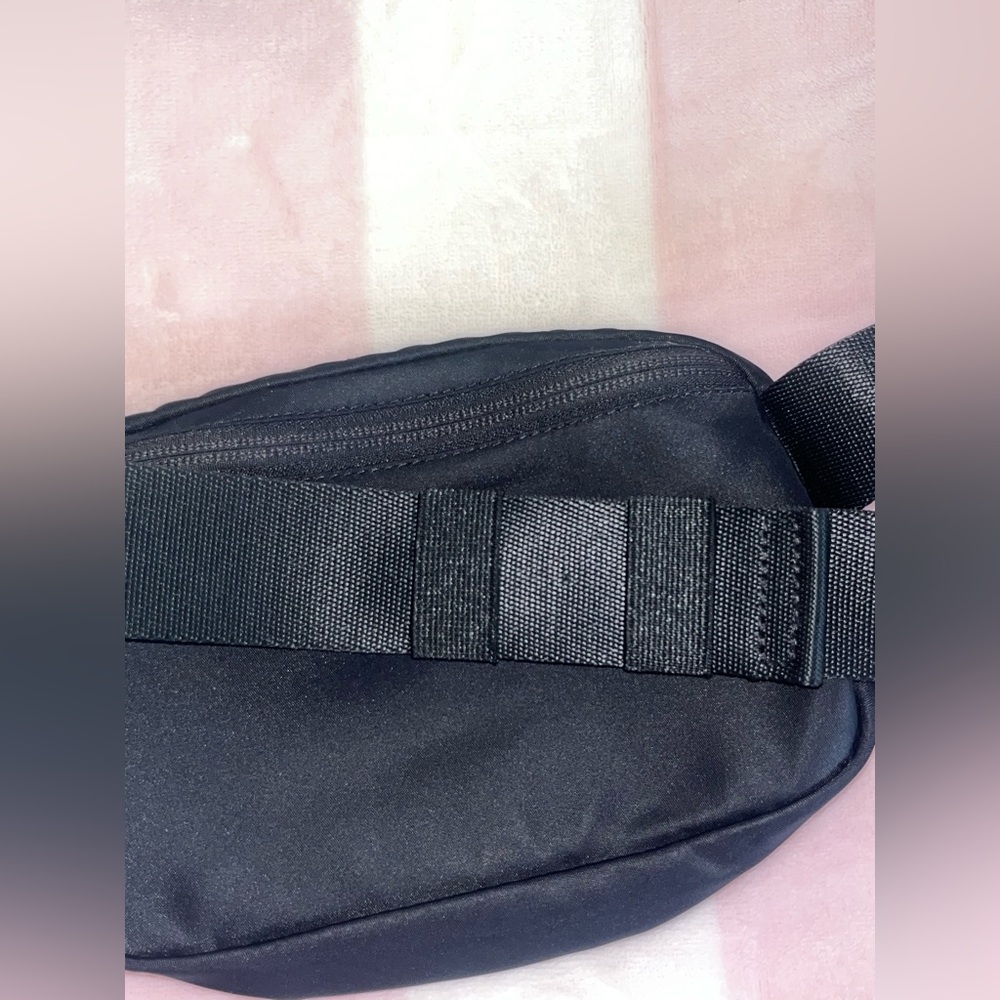 Lululemon Everywhere Belt Bag 1L - Picture 15 of 16